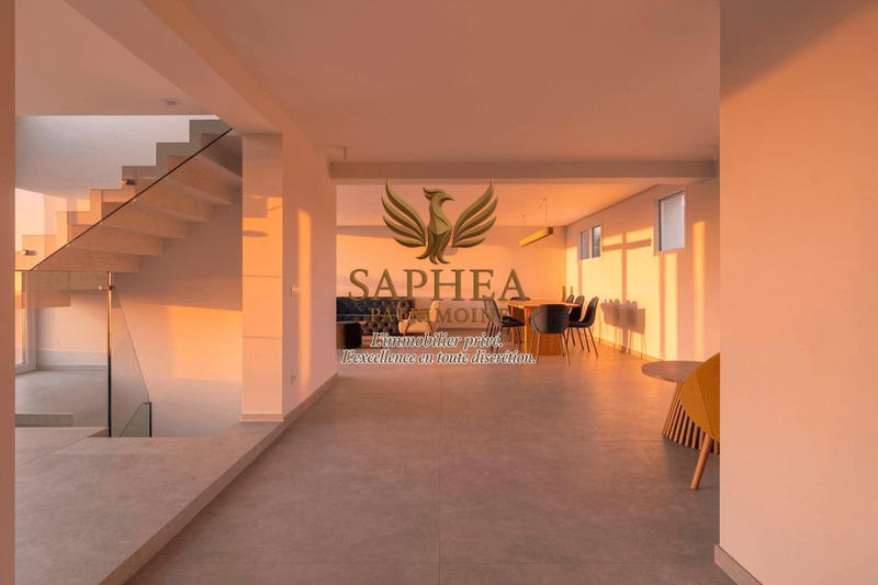 Maison - 218 m² - 9 pièces