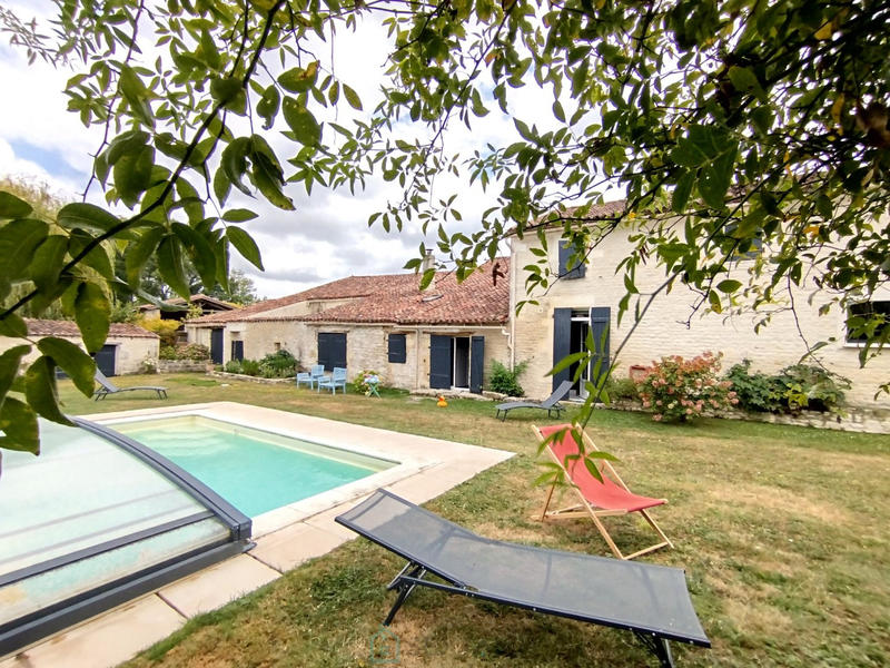Maison - 284 m² - 10 pièces