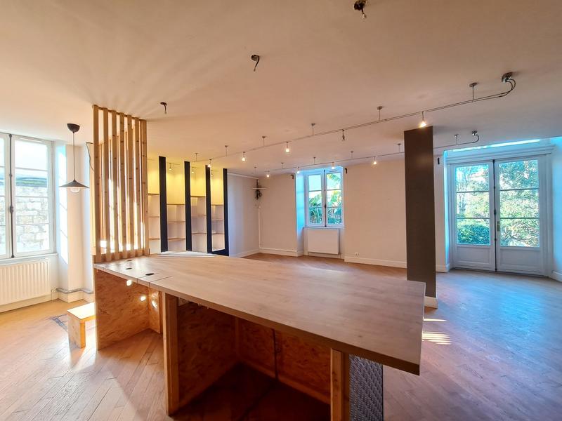 Maison - 718 m² - 8 pièces