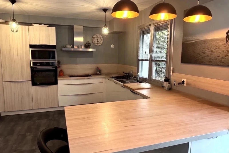 Maison - 202 m² - 7 pièces