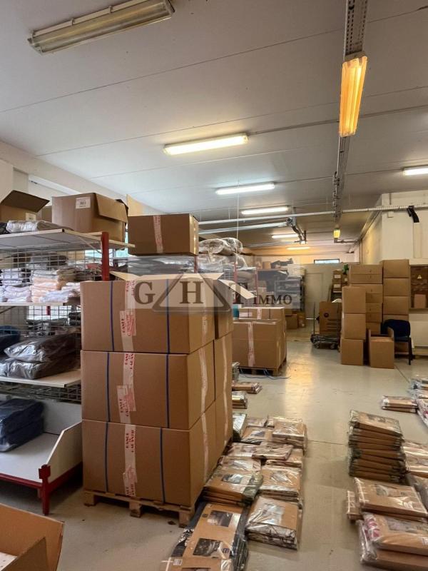 Entrepôt - 698 m²