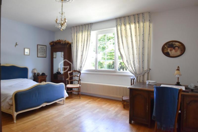 Demeure - 303 m² - 11 pièces