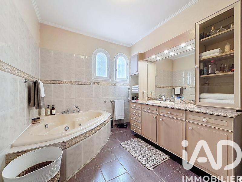 Maison - 180 m² - 5 pièces