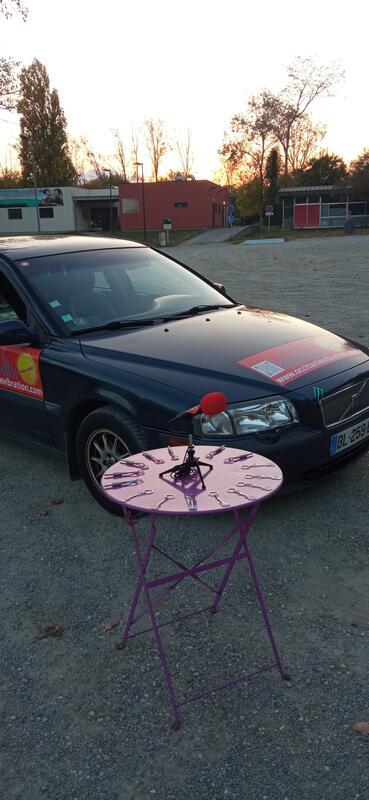 Brocante et exposition autos , motos.