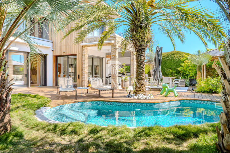 Villa - 288 m² - 6 pièces