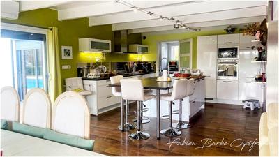 Maison - 180 m² - 10 pièces