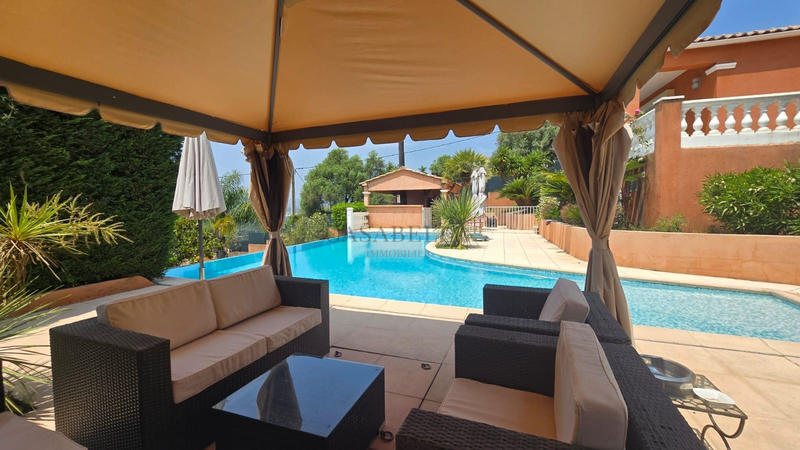 Villa - 273 m² - 6 pièces