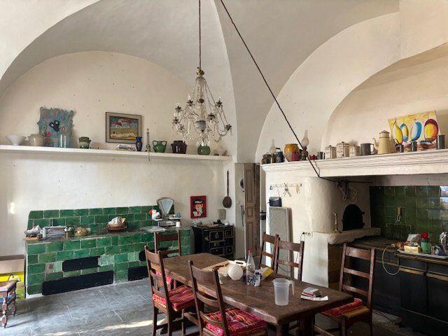 Maison - 1 200 m² - 25 pièces