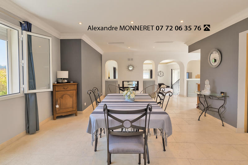 Villa - 255 m² - 6 pièces