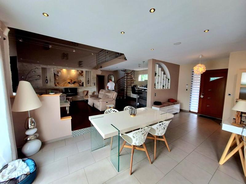 Maison - 250 m² - 2 pièces