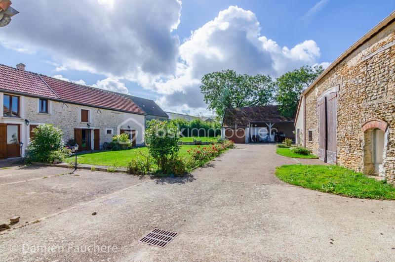 Corps de ferme - 340 m² - 11 pièces