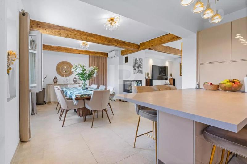 Propriété - 315 m² - 8 pièces