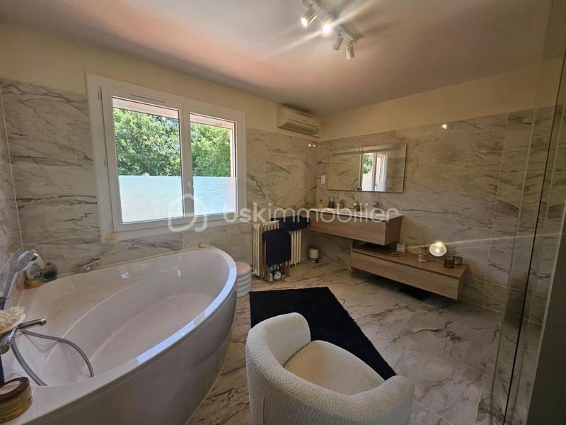 Maison traditionnelle - 244 m² - 5 pièces