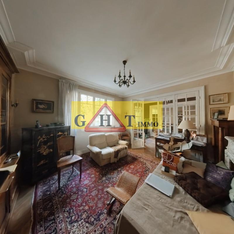 Maison - 220 m² - 8 pièces