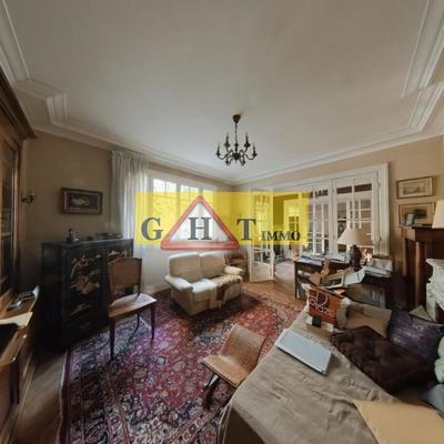 Maison - 220 m² - 8 pièces