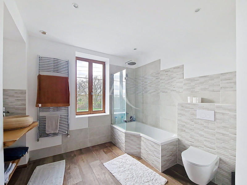 Maison - 205 m² - 9 pièces