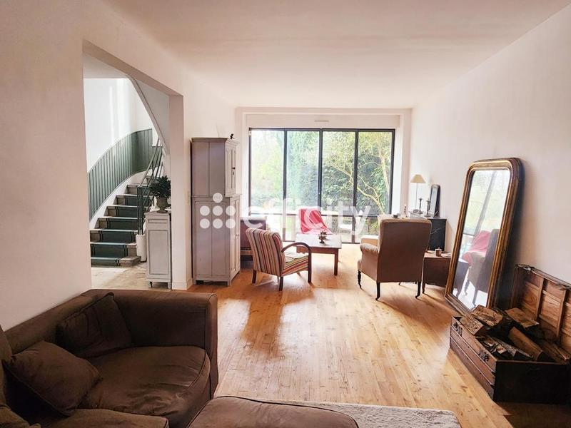 Maison - 215 m² - 10 pièces