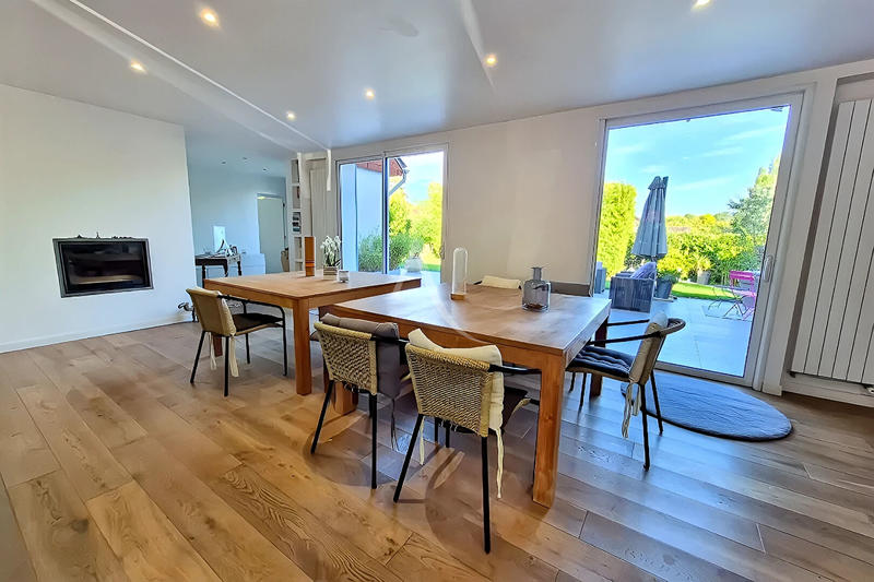 Maison - 214 m² - 9 pièces