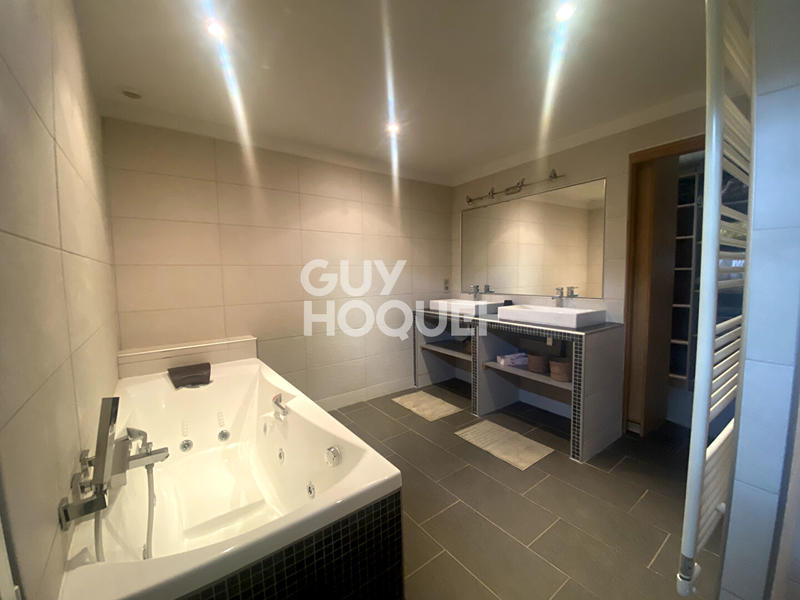 Maison - 242 m² - 6 pièces