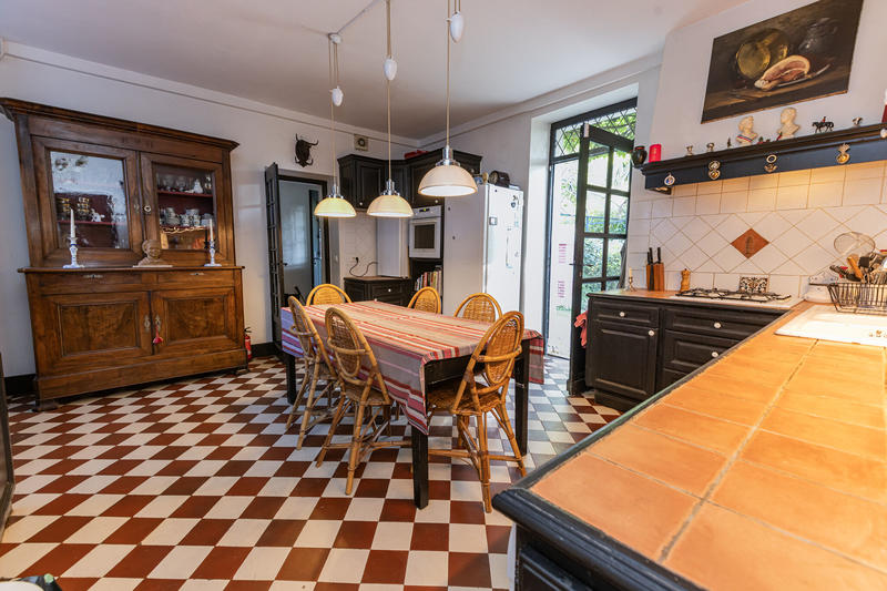 Maison - 283 m² - 13 pièces