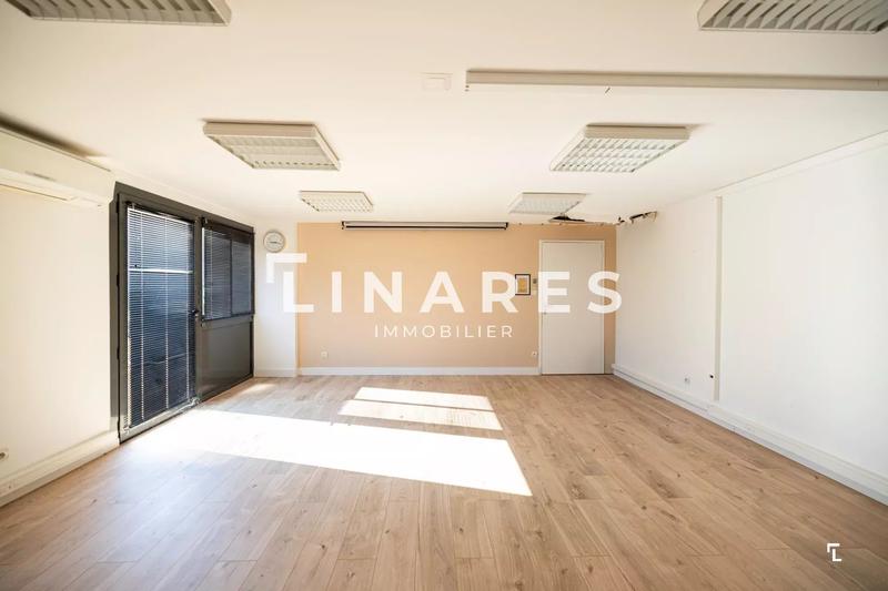 Magasins - 361 m² - 16 pièces