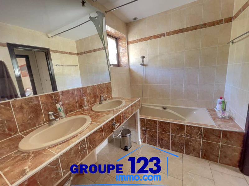 Maison - 373 m² - 8 pièces