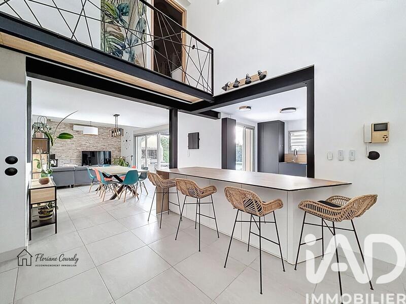 Maison - 206 m² - 7 pièces