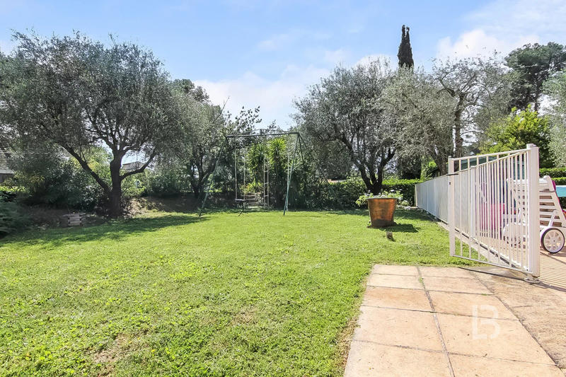 Maison - 238 m² - 9 pièces