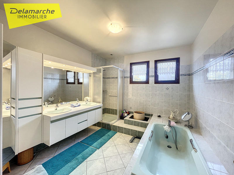 Maison - 303 m² - 9 pièces