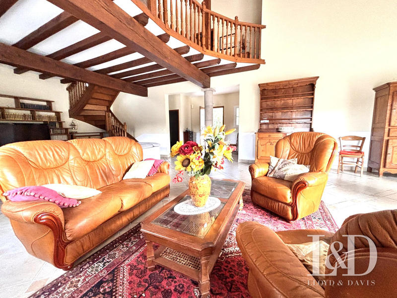 Maison - 220 m² - 8 pièces