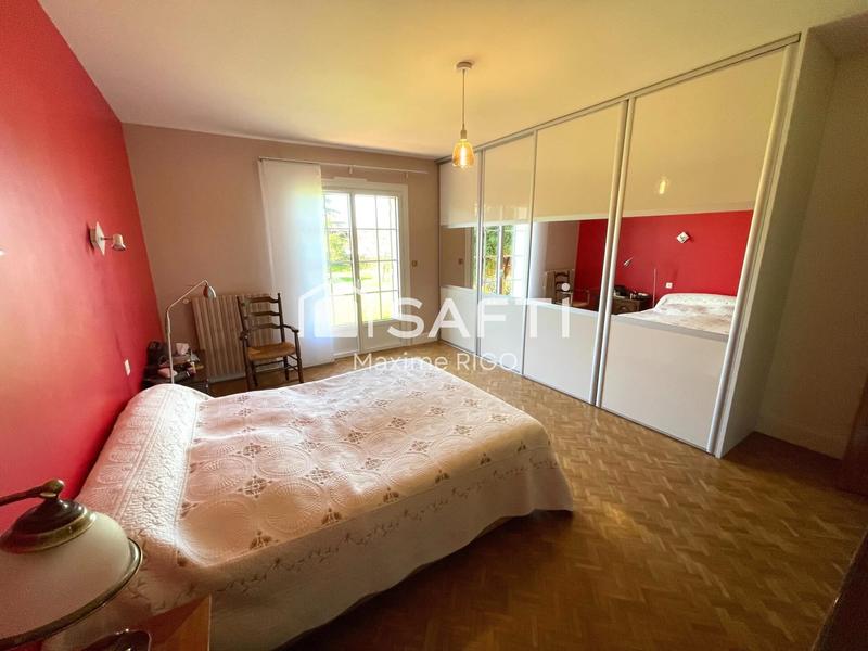 Maison - 230 m² - 10 pièces