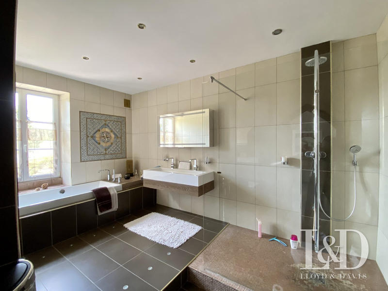 Maison - 340 m² - 10 pièces