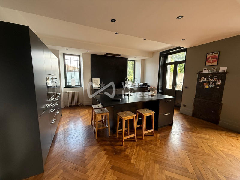 Maison - 390 m² - 5 pièces