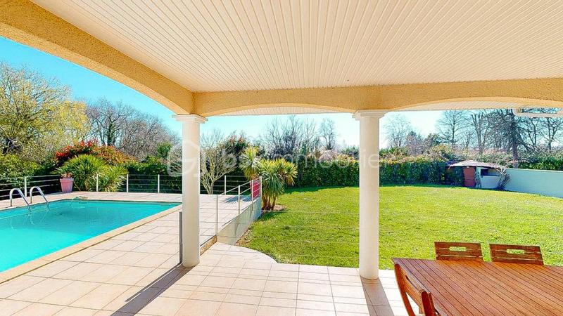 Propriété - 375 m² - 11 pièces