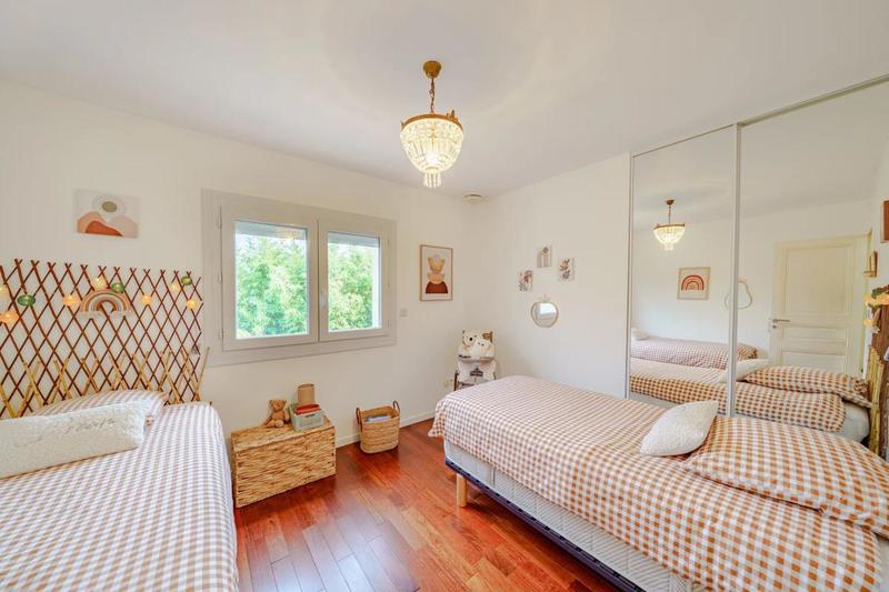 Maison - 335 m² - 12 pièces