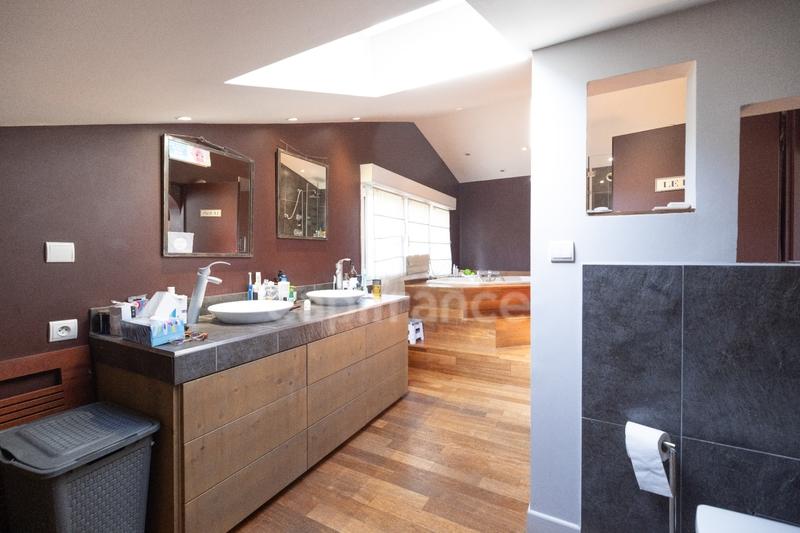 Maison - 300 m² - 12 pièces