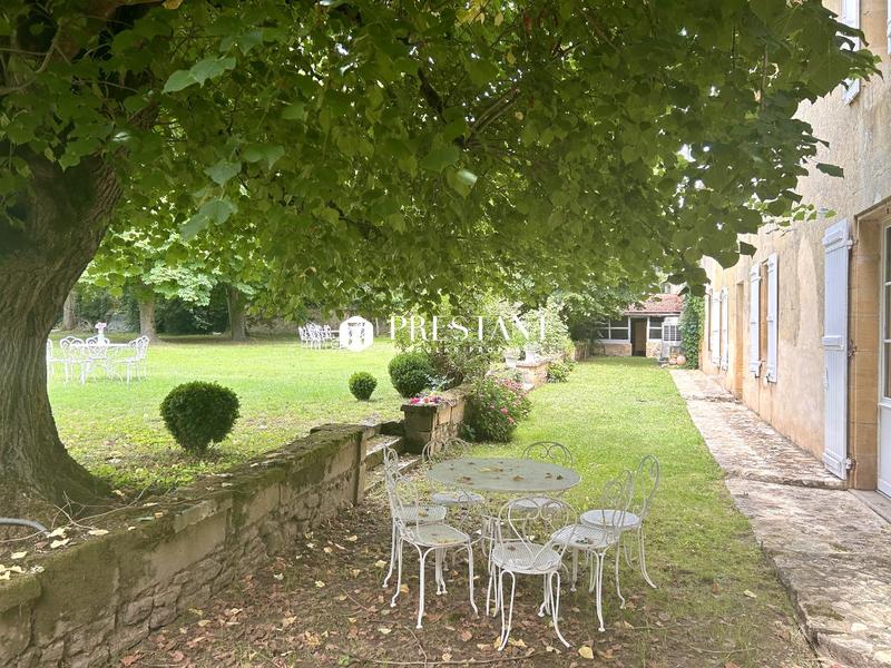 Maison - 411 m² - 11 pièces