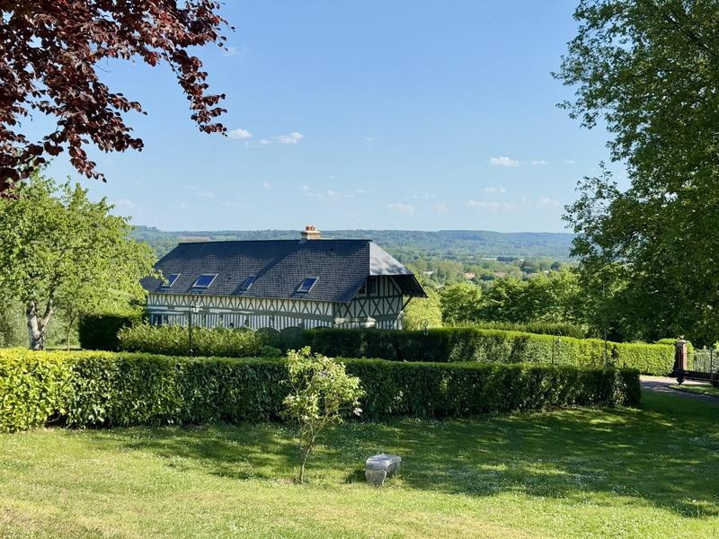 Maison - 1 085 m² - 15 pièces