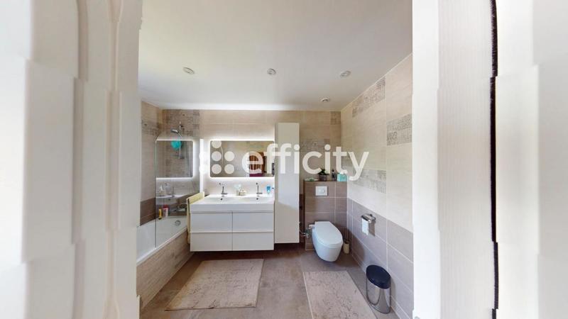 Maison - 235 m² - 6 pièces