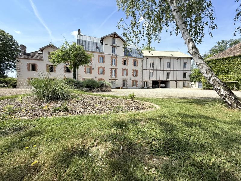 Maison - 750 m² - 25 pièces