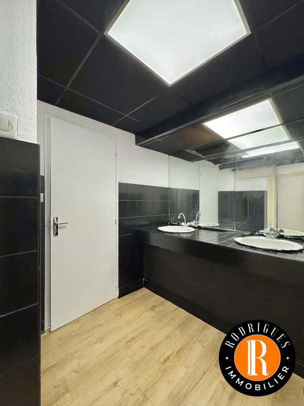 Local commercial - 121 m² - 3 pièces
