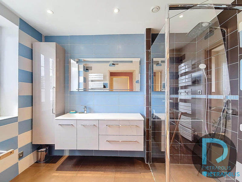 Maison - 280 m² - 9 pièces