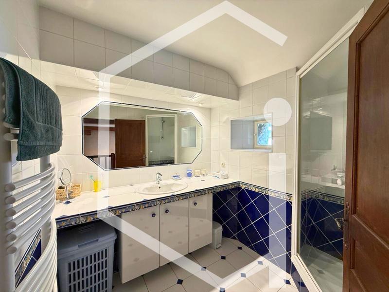 Propriété - 300 m² - 12 pièces