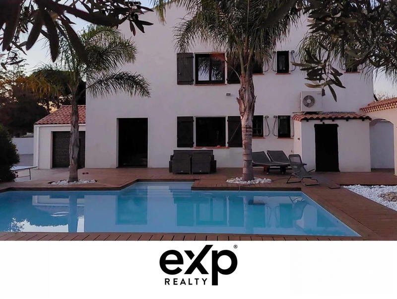 Maison - 235 m² - 9 pièces