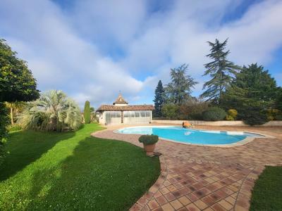 Maison - 430 m² - 9 pièces