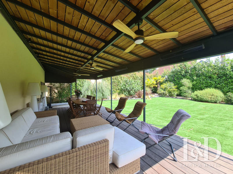 Maison - 750 m² - 14 pièces