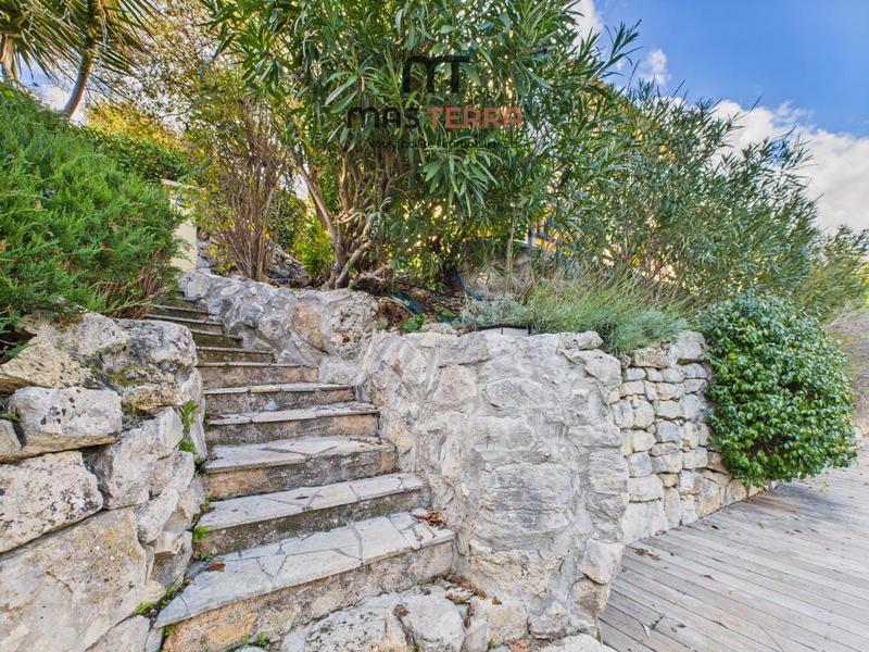 Maison - 230 m² - 6 pièces