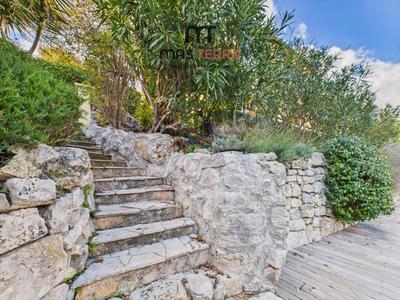 Maison - 230 m² - 6 pièces