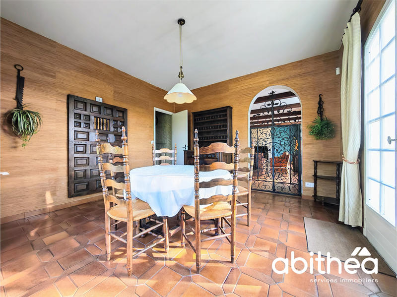 Maison - 250 m² - 11 pièces