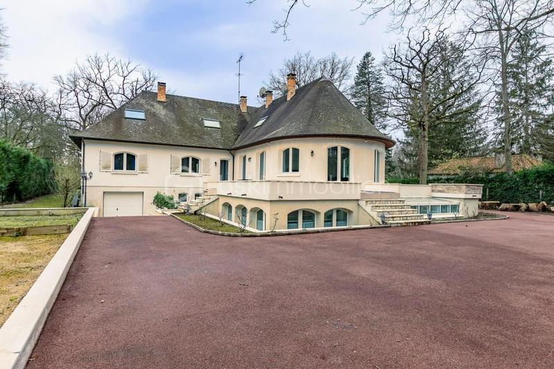 Propriété - 453 m² - 9 pièces